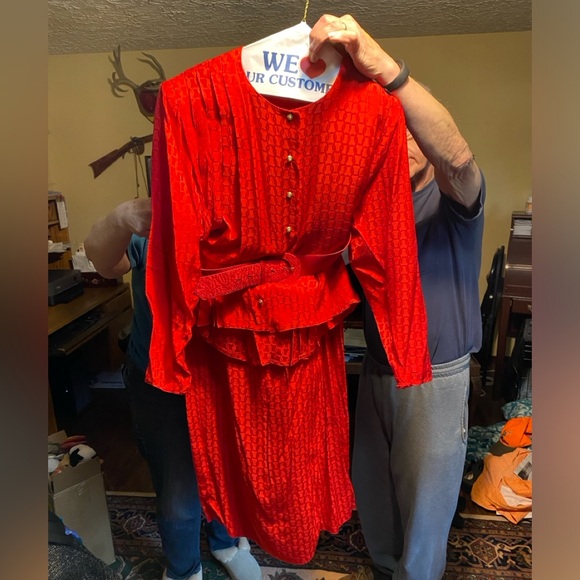 Red two-piece pure silk suit from China. Skirt and top. - Picture 4 of 4